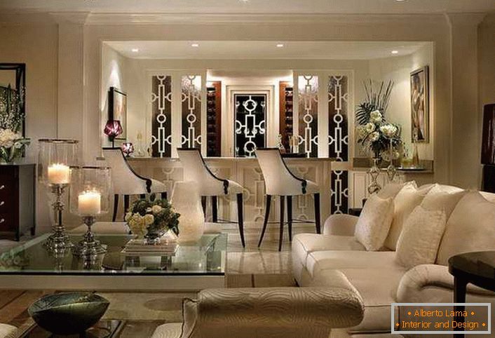 El estilo moderadamente reservado de art deco se utilizó para decorar una gran sala de estar en una casa de campo. Los muebles de color marfil con elementos de madera de wengué en una única composición lucen elegantes e insuperables. 