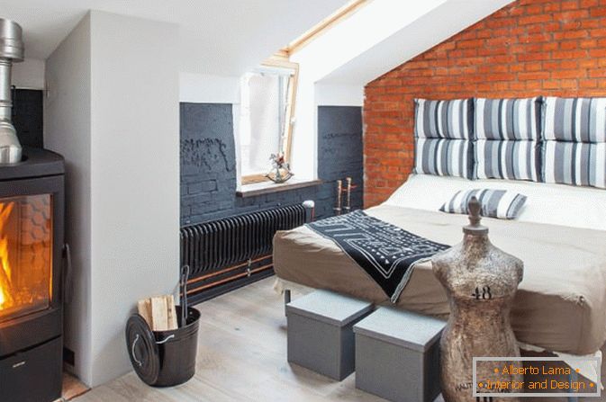 Dormitorio con una pequeña chimenea en el estilo loft