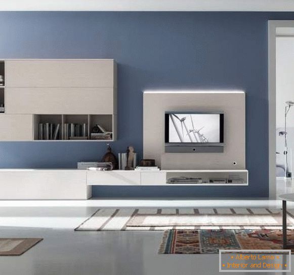 El diseño de la sala en un apartamento en un estilo moderno de alta tecnología y muebles blancos