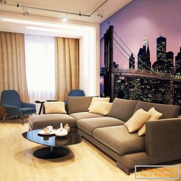 El diseño de la sala de estar en un pequeño apartamento - Khrushchev con fondos de pantalla en la pared
