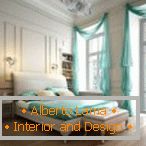 Interior claro con cortinas turquesas