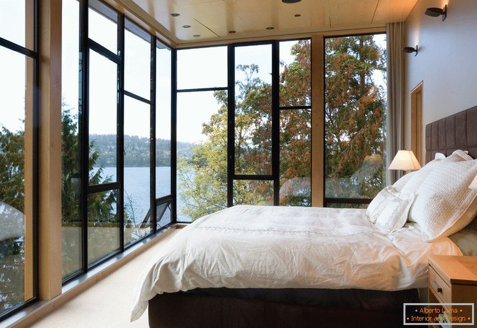 Dormitorio con ventanas panorámicas