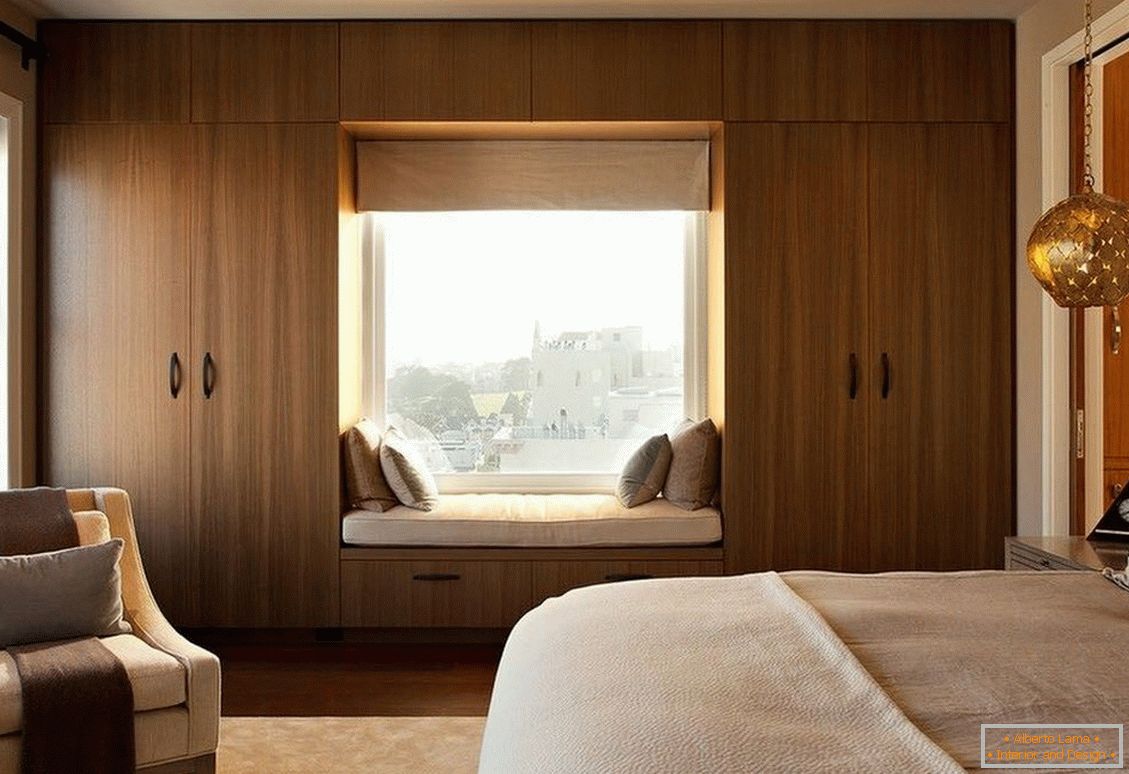 Diseño de dormitorio con dos ventanas