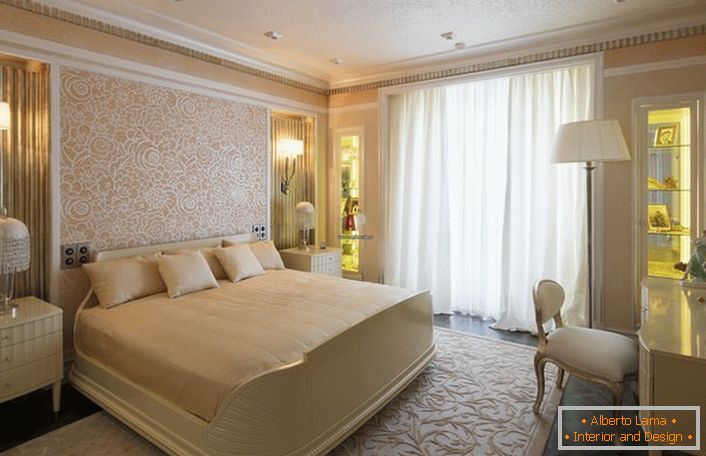 El dormitorio en colores beige claros con una cama amplia es perfecto para descansar y dormir. El proyecto de diseño está hecho correctamente. De acuerdo con el estilo Art Deco, se selecciona iluminación exclusiva.