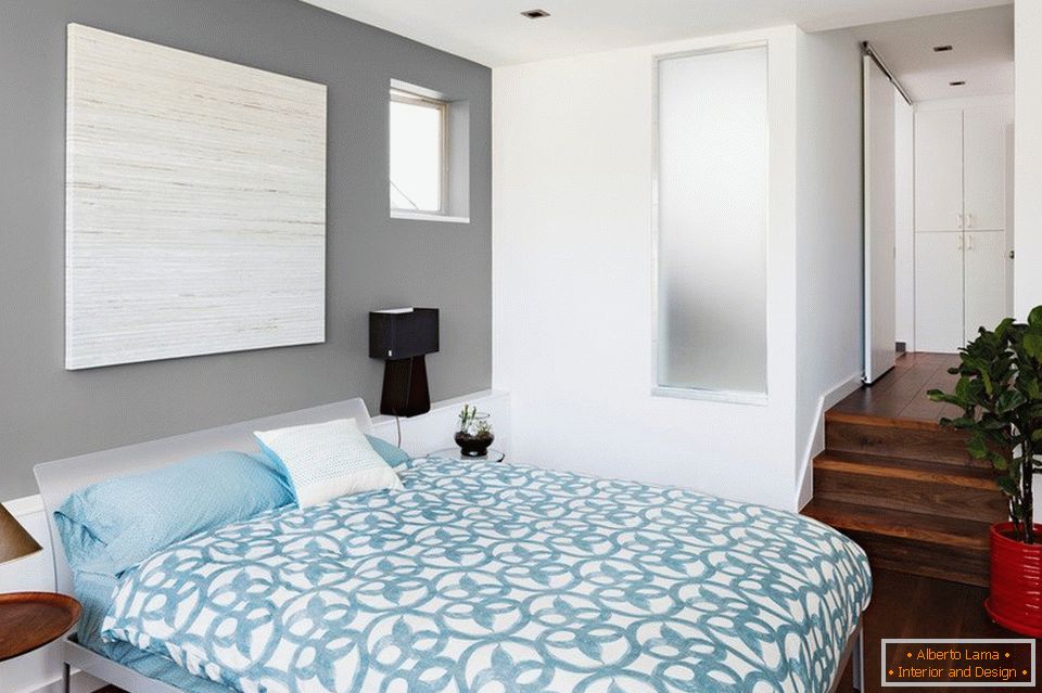Ropa azul y paredes grises en el dormitorio