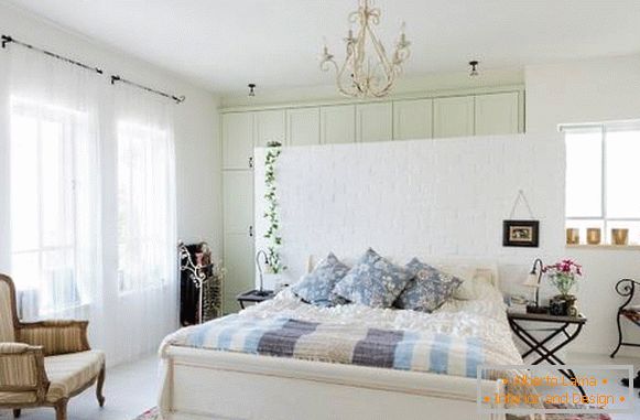 Dormitorio ligero en estilo provenzal y hermosos colores