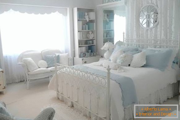 Dormitorio blanco-azul en el estilo de Provence - interior de la foto