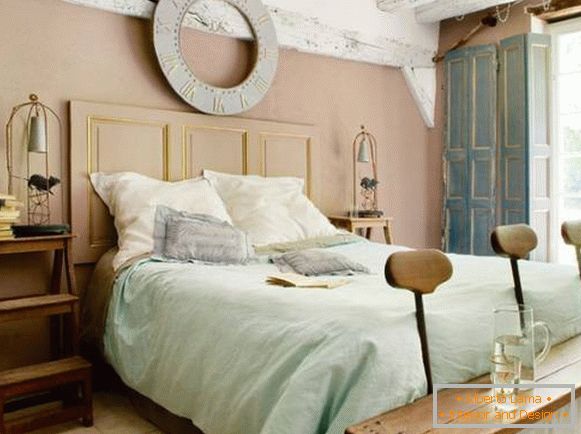 Un pequeño dormitorio en el estilo de Provenza - una foto de un interior creativo
