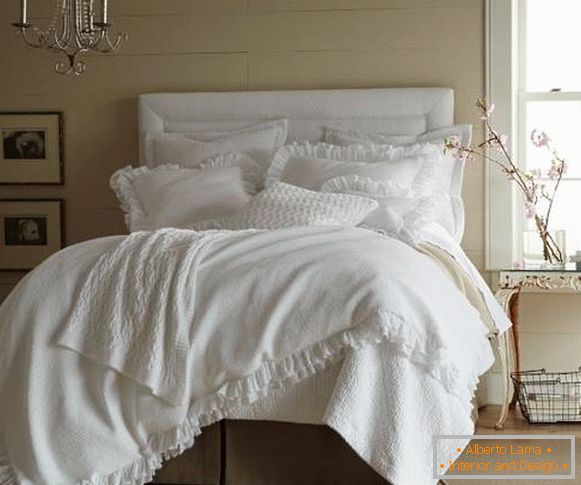 Dormitorio cheby chic en colores blanco y beige