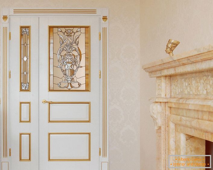 El diseño de puertas en estilo Art Nouveau es moderadamente restringido y refinado. El color blanco del lienzo se combina armoniosamente con los detalles decorativos dorados.