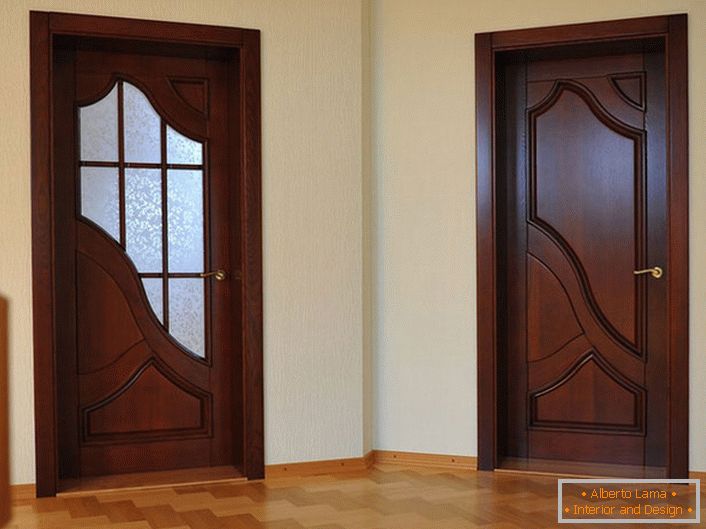 Puertas de estilo Art Nouveau en el vestíbulo de una casa de campo. Algunos conducen a la sala de estar, otros al baño.