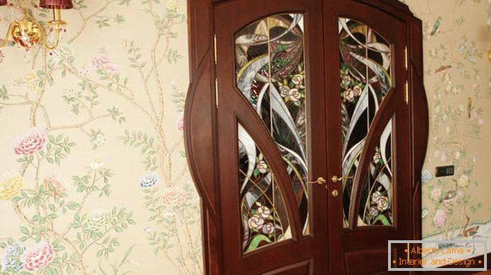 Uno de los requisitos del estilo modernista es la naturalidad de los materiales utilizados. Las puertas interiores hechas de madera wengué natural están decoradas con atractivas vidrieras. 