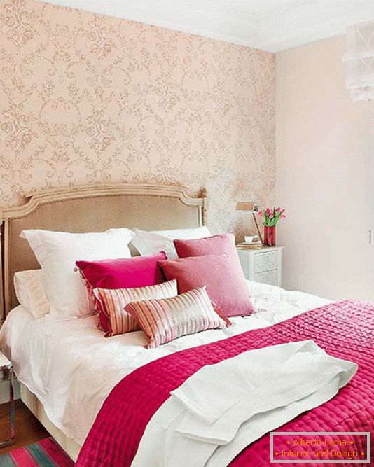 Una combinación de rosa brillante y champagne en el diseño de la cama