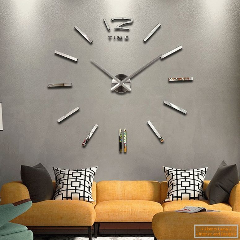 Reloj de pared grande над диваном