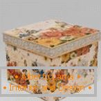 Caja con flores naranjas y amarillas