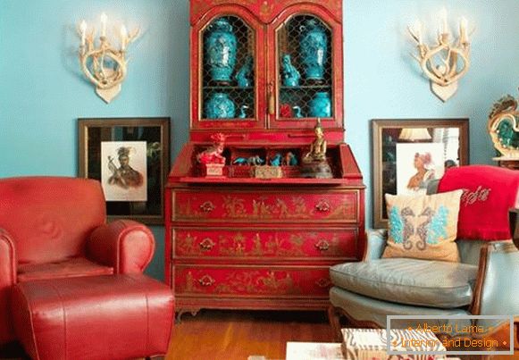 Buffets brillantes en el interior de la sala de estar - foto en rojo