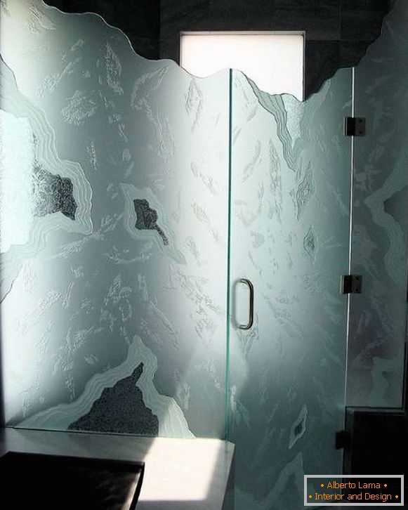 Puerta de cristal inusual en la ducha - foto en el interior