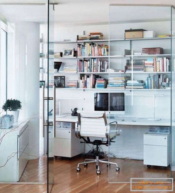Oficina en casa detrás de particiones de vidrio