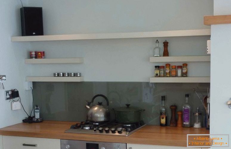 muebles de cocina-blanco-largo-pulido-roble-madera-montaje en pared-estante-en-pequeña-cocina-combinado-con-blanco-cocina-gabinete-usando-marrón-de madera-encimera-pared-montada-cocina- estantería