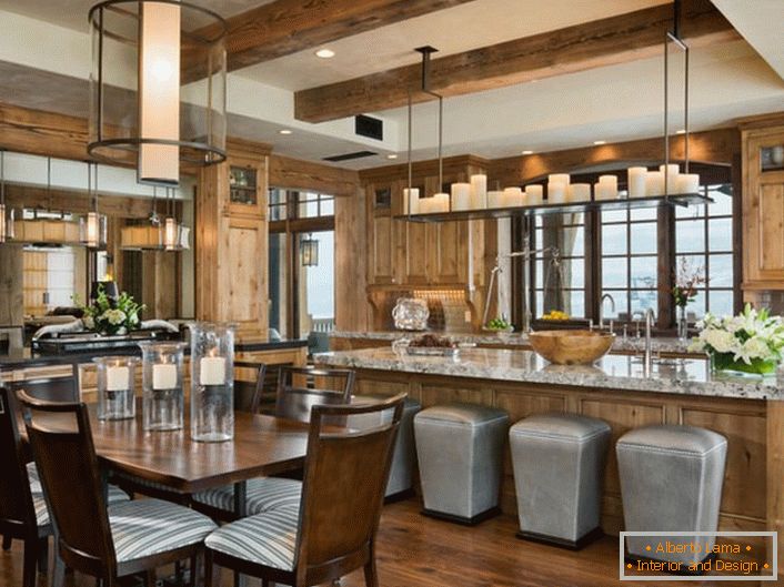 Una atmósfera romántica reina en la cocina. La conveniente zonificación de la cocina en el área de comedor y espacio de trabajo hace que el espacio sea práctico y funcional.