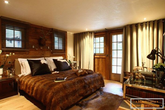 En mayor medida, se utilizó una noble madera de color marrón oscuro para decorar el dormitorio.