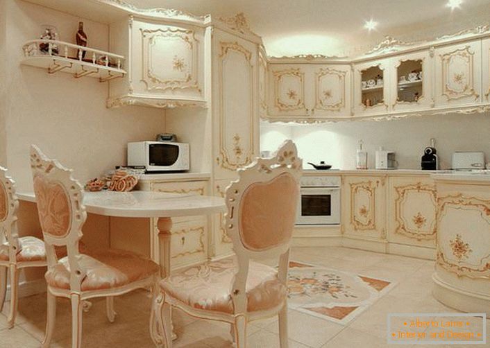 El estilo es reyes de estilo barroco. Solo exquisitos muebles de salón, dorados, tapices en sillones.