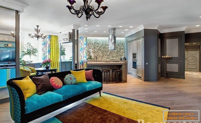 Sofá y alfombra multicolores en la habitación