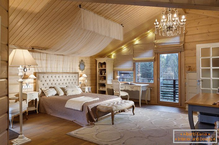 Dormitorio en una casa de un piso en estilo rústico.