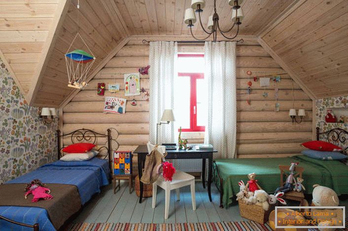 Dormitorio de los niños en estilo rústico en el ático. Un techo de madera y una pared con una gran ventana complementan perfectamente el estilo campestre.