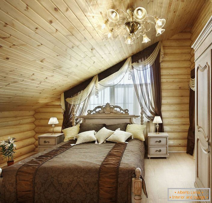 Una solución inusual para un dormitorio en un estilo campestre. Sobre una cama real suave, creada por motivos de un barroco, se ve exquisitamente en el concepto rural general de un interior.