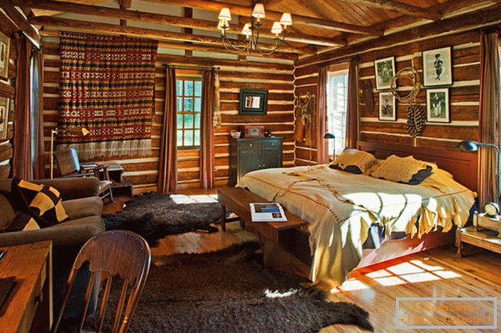 Un dormitorio en estilo rústico en una pequeña casa en el bosque. 