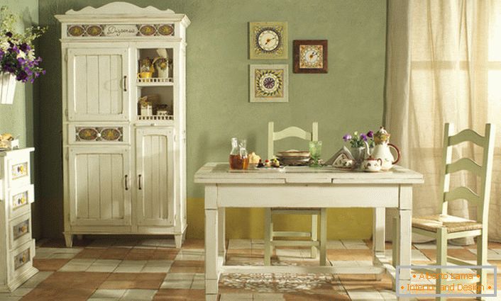 Una cocina acogedora en estilo rústico se ejecuta en blanco y luz oliva suave. Combinación perfecta de colores para el estilo rústico.