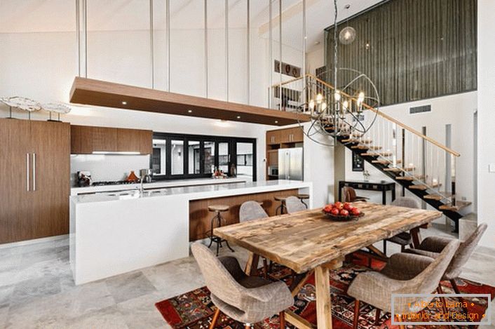 Una cocina elegante en estilo loft no está sobrecargada de detalles. Un juego de cocina funcional y práctico divide el espacio en un área de trabajo y comedor.