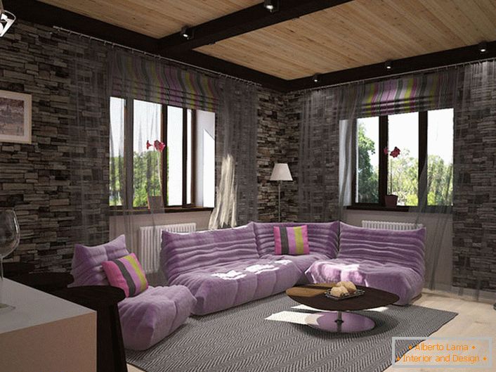 Proyecto de diseño para una acogedora sala de estar en estilo loft. La decoración de las paredes de piedra se combina armoniosamente con muebles suaves de color púrpura suave.