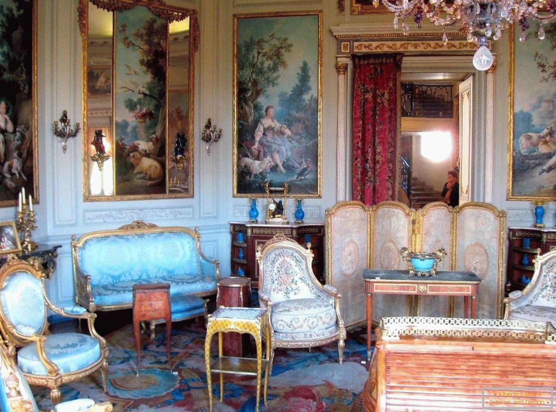 Salón con pinturas y muebles elegantes