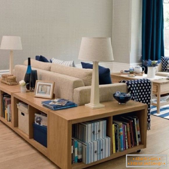 Hermoso diseño de sala de estar con estantes de piso