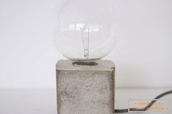 Lámpara de mesa hecha en casa hecha de cemento