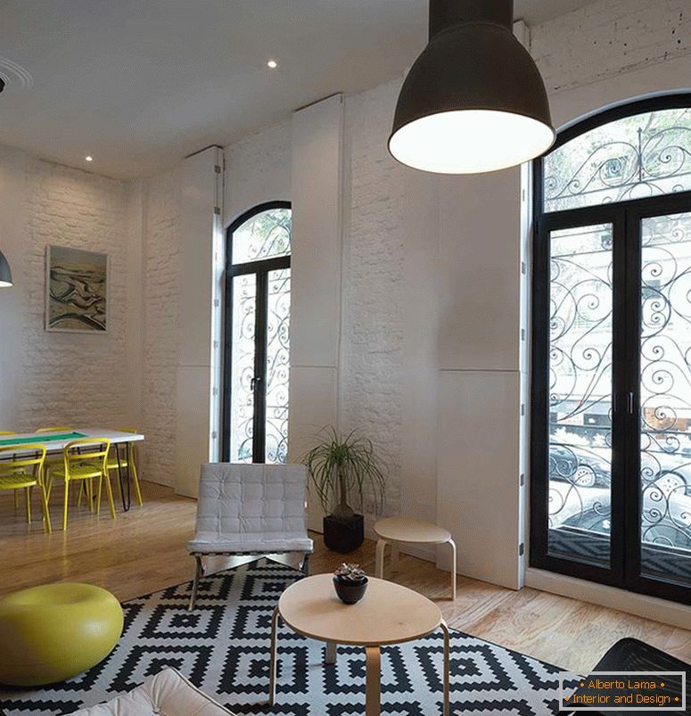 Interior de un pequeño apartamento de una habitación в чёрно-белом цвете