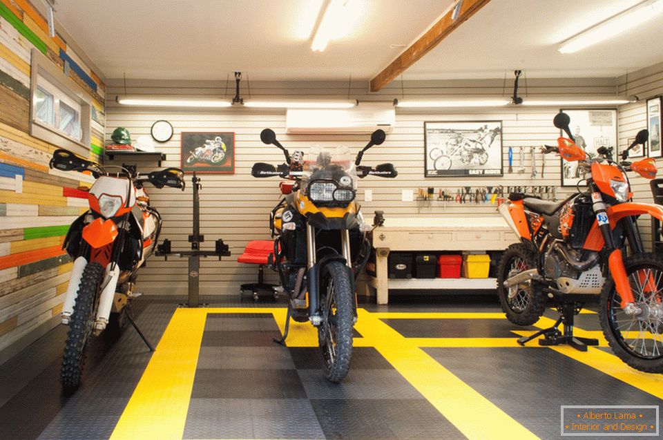 Motocicletas en el garaje creativo