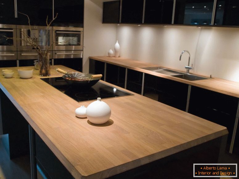 Cocina moderna de diseño limpio con elementos de madera negros