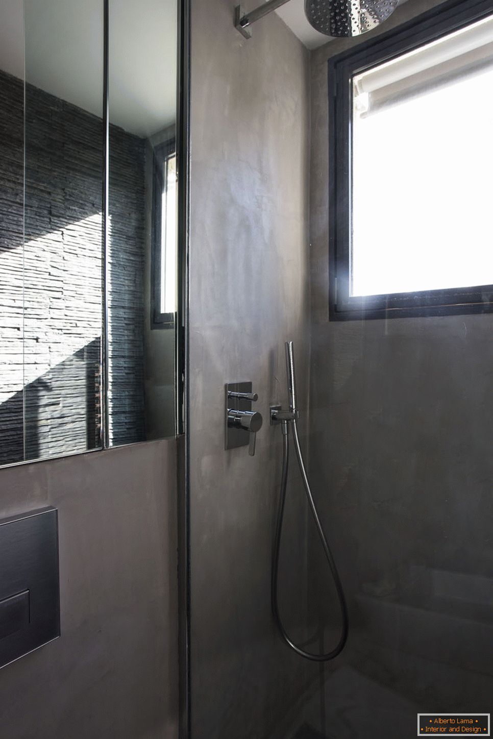 Cabina de ducha en el interior de tamaño pequeño
