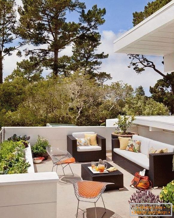 Abra la terraza de verano a la foto de la casa en un estilo moderno