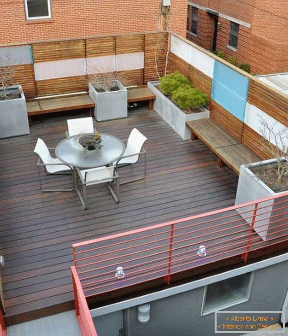 La idea de proteger la terraza en el techo de la casa