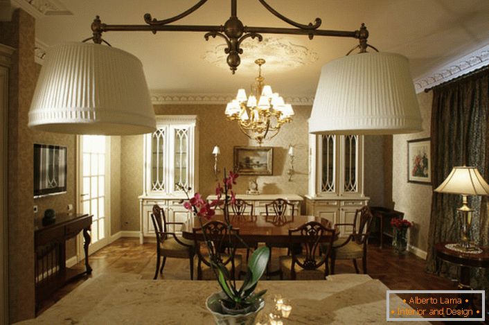 Sala de estar en estilo inglés en una casa de campo en el sur de Londres. Interior restringido, pero con estilo de la habitación de invitados.