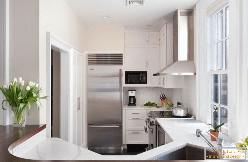 Diseño de interiores de cocina en tonos blancos