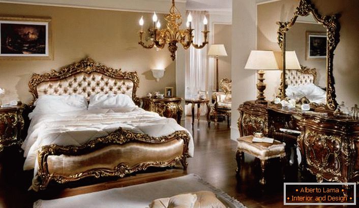 Dormitorio familiar de lujo en estilo barroco en una casa de campo. Una característica clara característica de cada pieza de mobiliario en la habitación es su ligereza y solemnidad.