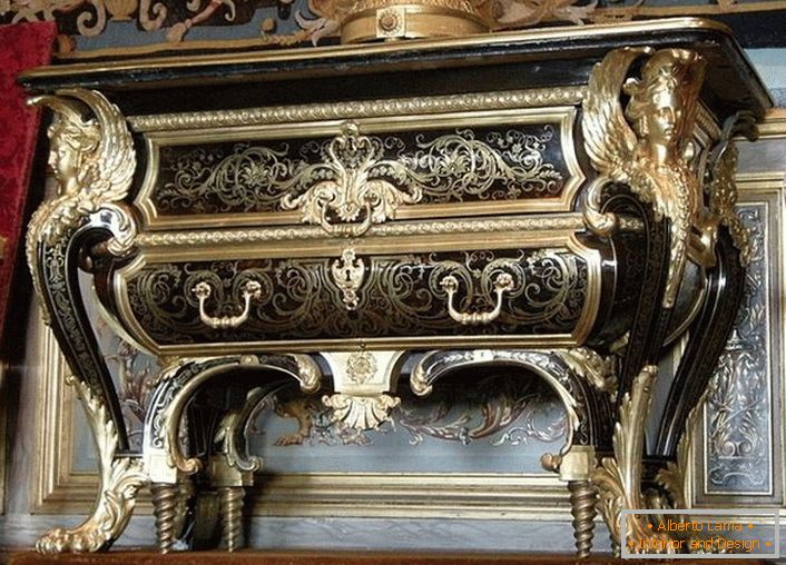 Exquisita mesa de centro con elementos dorados. Muebles en la casa de un próspero francés. 