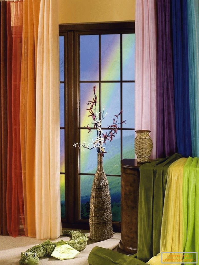 Cortinas multicolores en la ventana