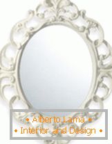 Elegante espejo en un marco calado