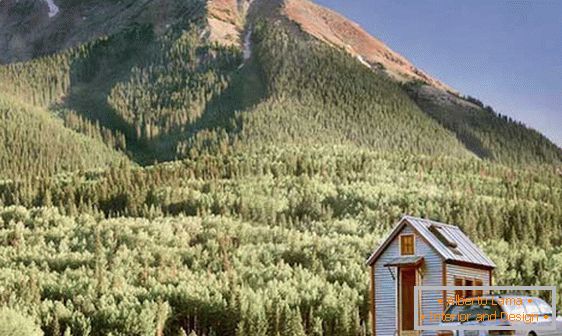 Micro-casa al pie de la montaña
